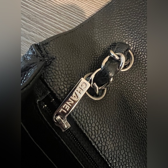 CHANEL Black Caviar Quilted Jumbo Single Flap Black - Picture 8 of 14